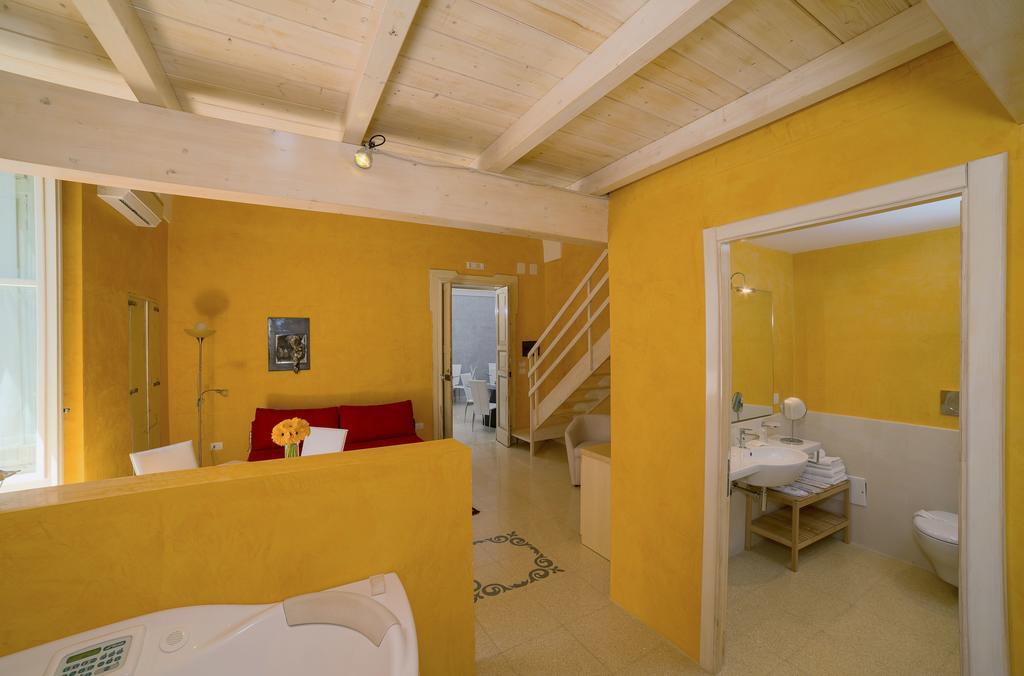 Relais Carlo V - Historical Palace Gallipoli Habitación foto